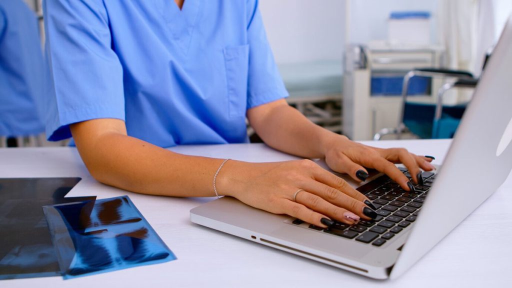 مهاجرت پرستاران به آلمان Nurses' immigration to Germany جمعیت رو به پیری و گسترش مداوم سیستم بهداشت و درمان، تقاضای فزاینده‌ای برای مهاجرت پرستاران به آلمان را ایجاد کرده است. پرستاران ایرانی می‌توانند این خلأ را پر کنند و از مشاغل پایدار، حقوق رقابتی، و فرصتی برای تجربه زندگی در یک کشور مدرن و متصل به اروپا بهره‌مند شوند.